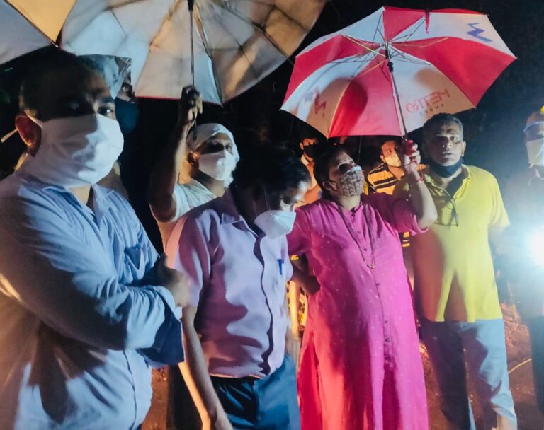 Kavita Kandolkar hits the ground at Tivim to restore electricity