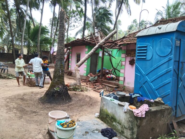 मालवणात पडलेली झाडे तोडण्यासाठी आ.वैभव नाईक यांनी पाठवली टीम अनेक घरांवर पडलेली झाडे तोडून नागरिकांना केले मदतकार्य