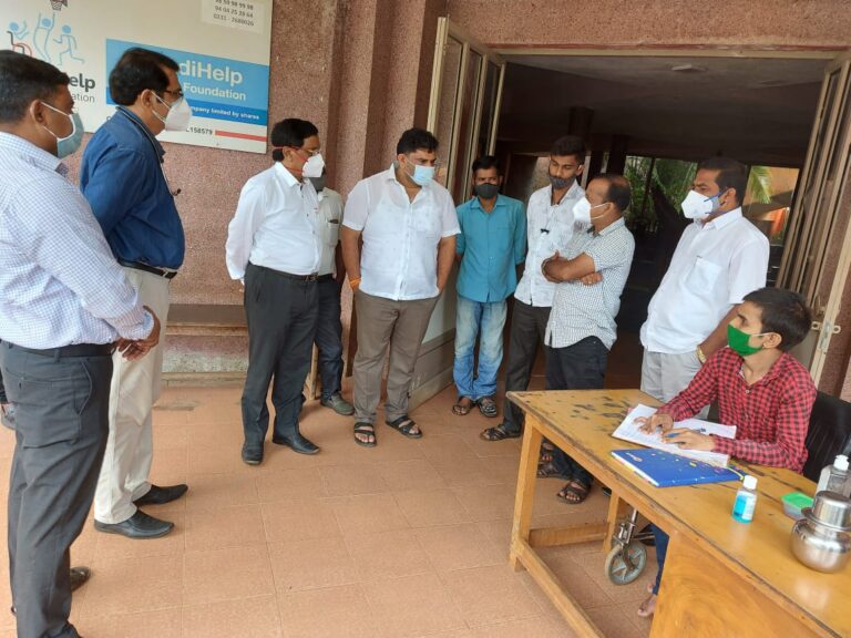 मोरे येथील स्वप्ननगरीला खा.विनायक राऊत,आ.वैभव नाईक यांनी दिली भेट  कोविड रुग्णांची तपासणी व औषध उपचाराचा घेतला आढावा  स्वप्ननगरीत सीसीसी सेंटर केले जाहीर
