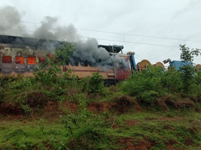 कोकण रेल्वे मार्गावर झाराप येथे विद्युत दुरुस्ती गाडीच्या सामान ठेवण्याच्या कोचला आग