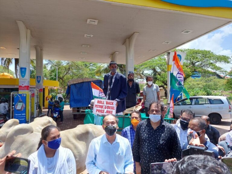 Modi Government is selling Rs. 35.63 per liter petrol for Rs. 93.80 and diesel costing Rs. 38.16 Per liter for Rs. 91.50: Girish Chodankar