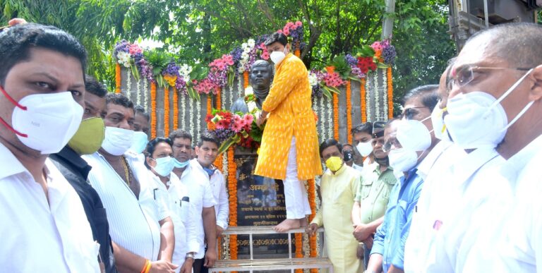कोणी अंगावर आला तर शिंगावर घेण्याचा पायंडा कै. श्रीधर नाईक यांनी पाडला- ना. उदय सामंत  कै. श्रीधरराव नाईक यांचा ३० वा स्मृतिदिन कणकवलीत साजरा