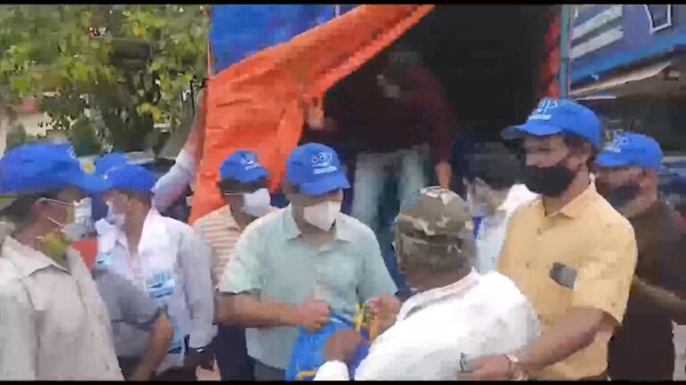 AAP Convener Rahul Mhambre and AAP Mapusa team distributes free ration kits to motorcyle pilots, rickshaw, and taxi drivers