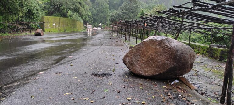 आंबोलीच्या मुख्य धबधब्यावरून कोसळला भलामोठा दगड, वाहतूक नसल्याने अनर्थ टळला