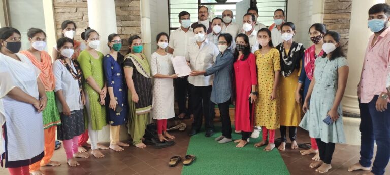 सिंधुदुर्ग जिल्ह्यातील कोविड आरोग्य विभागात नर्सच्या पगारात घोळ, नर्सेसनी मांडली आमदार नितेश राणेंकडे दाद