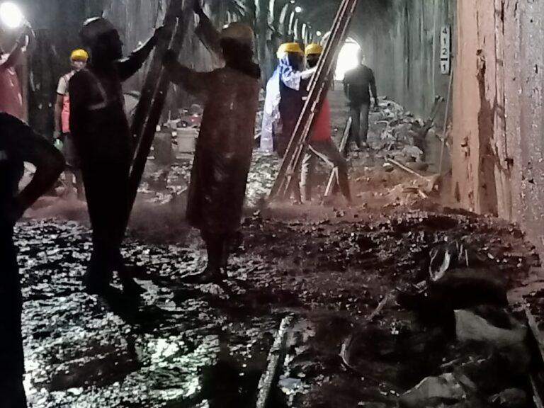 कोकण रेल्वे मार्गावर गोव्यातील करमळी बोगद्यात कोसळली माती, वाहतूक ठप्प