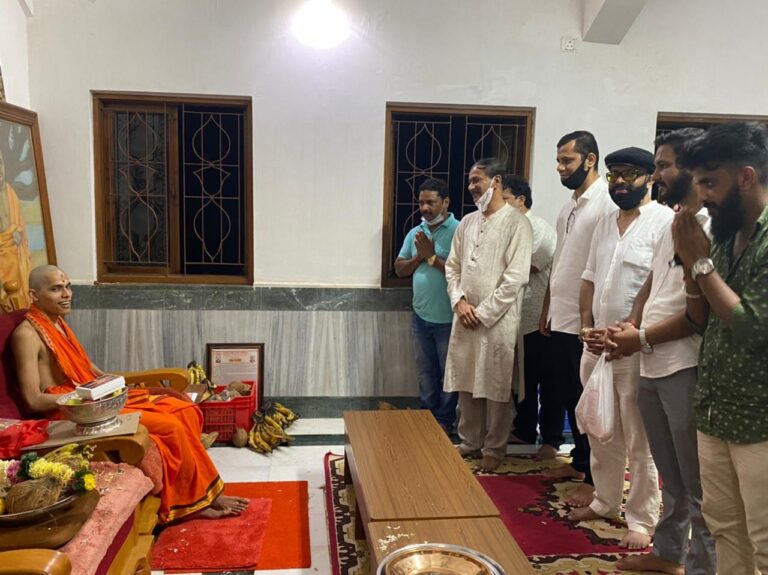 Congress President offers paryers at Partagali Math