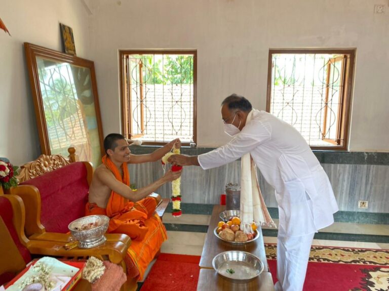 Congress Goa incharge Dinesh Rao offers prayers at Partagali math