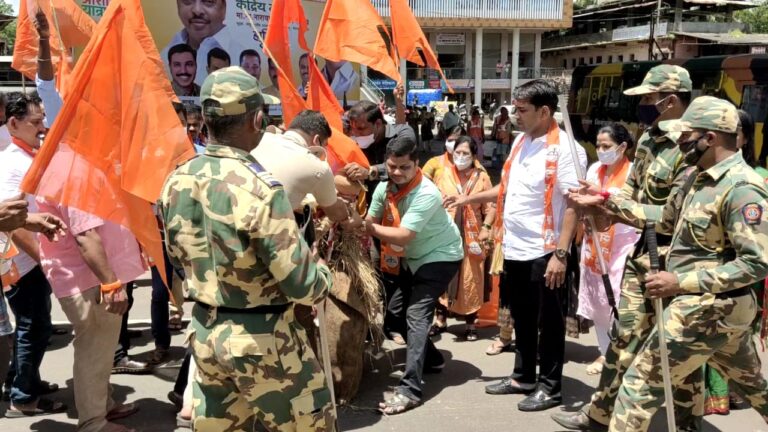 कणकवलीत राणेंचा पुतळा जाळण्याचाप्रयत्न  शिवसैनिकांकडून राणे यांच्याविरोधात जोरदार घोषणाबाजी…