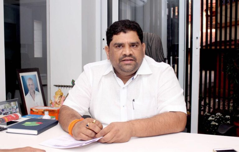 माजी आमदार प्रमोद जठार यांच्यावर गुन्हा दाखल करा  आमदार वैभव नाईक यांची कणकवली पोलिसात मागणी