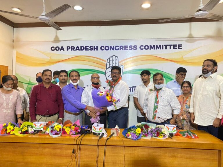 Former CCP Mayor Uday Madkaikar joined Goa Congress along with supporters