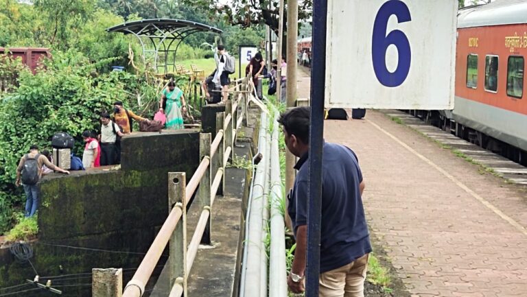 सिंधुदुर्गात चाकरमान्यांची गर्दी, पळवाटेने काढताहेत पळ  प्रशासन हतबल rt-pcr तपासणी न करताच चाकरमानि घरी