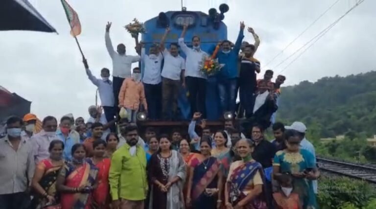 खारेपाटण रोड रेल्वे स्टेशनवर थांबलेल्या पहिल्या ट्रेन चे शानदार स्वागत  गेली २० वर्षांपासून जनतेची असलेली मागणी अखेर पूर्ण
