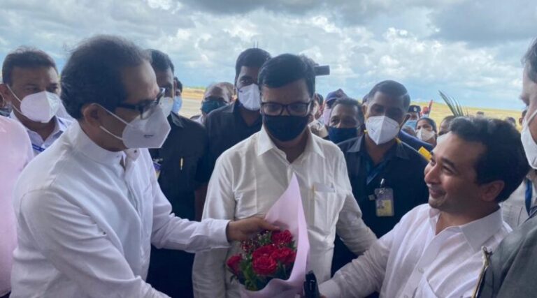 वेलकम सी एम साहेब ..राणेंच्या आमदार मुलाने केले सीएम ठाकरेंचे केले स्वागत, विमानतळाचे झाले लोकार्पण  सिंधुदुर्गवासीयांची अनेक वर्षांपासूनची प्रतीक्षा संपली