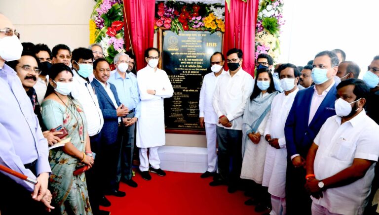 राणेंच्या फटकेबाजीचा मुख्यमंत्री उद्धव ठाकरे यांनी घेतला समाचार      राणे ठाकरेंची जुगलबंदी ठरली चर्चेचा विषय 