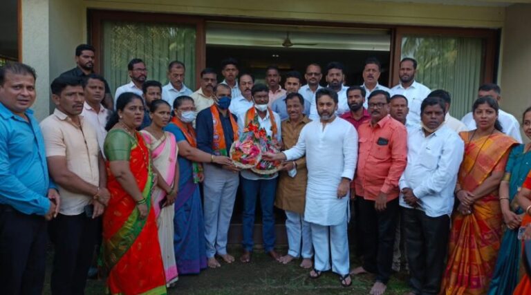 भाजपा प्रदेश सरचिटणीस निलेश राणेंचा शिवसेनेला झटका     कुडाळ तालुक्यातील माजी सभापतींसह 3 पं स सदस्य भाजपात दाखल     विशाल परब ठरले प्रवेशाचे सूत्रधार