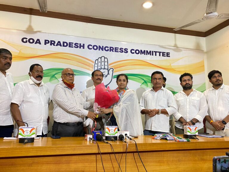 Former Shiv Sena leader Rakhi Naik joins Congress