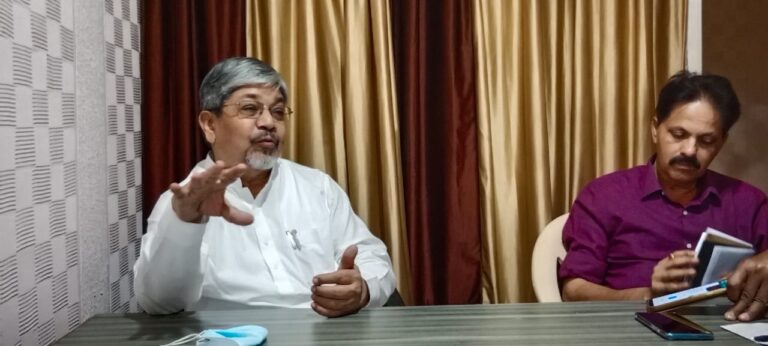 जिल्ह्यातील विद्यार्थ्यांना मिळणार जॉब ओरिएंटेड कोर्ससोबत विविध भाषा शिकण्याची संधी  कलमठ येथे पाच गुंठ्याच्या जागेत उभी राहणार प्रशिक्षण संस्था; डॉ. भालचंद्र मुणगेकर  मुंबई-गोवा हायवेच्या दुरावस्थेसोबत एसटी कर्मचाऱ्यांच्या प्रश्नांकडे वेधले लक्ष