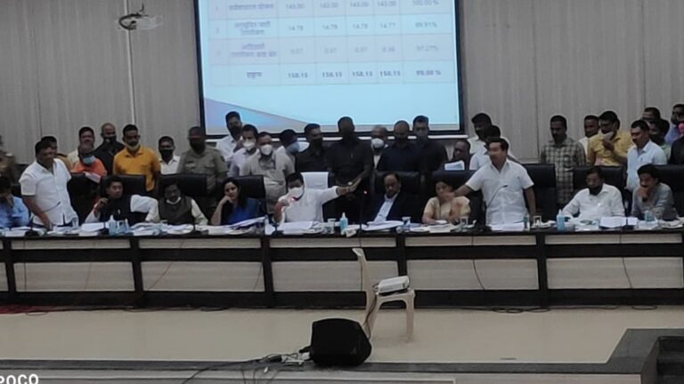 शिवसेना प्रवेशासाठी पालकमंत्री निधी देतात हे खरे का ? नारायण राणेंच्या प्रश्नाने नियोजन समिती सभेत गदारोळ     जिल्हा नियोजन समिती सभागृहात पार पडली सभा