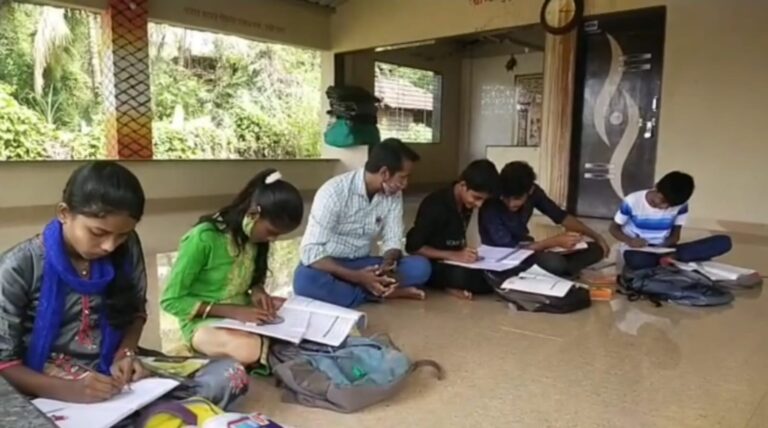 एसटी बंद असल्यामुळे शिवडाव हायस्कूलने सुरू केल्या वाढीवर शाळा