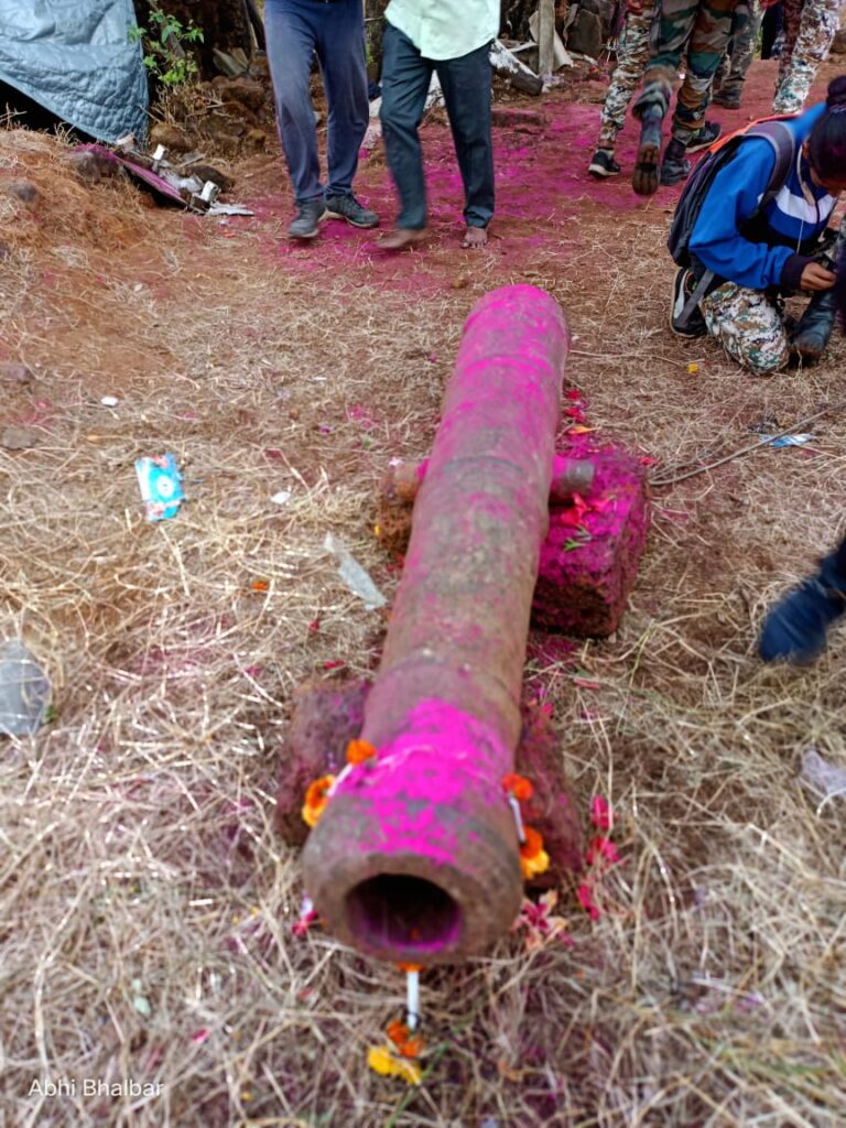 एक हजार फुट खोल दरीतून आठशे किलोची तोफ नेली गडावर     मावळा प्रतिष्ठानने रचला आणखी एक नवा इतिहास