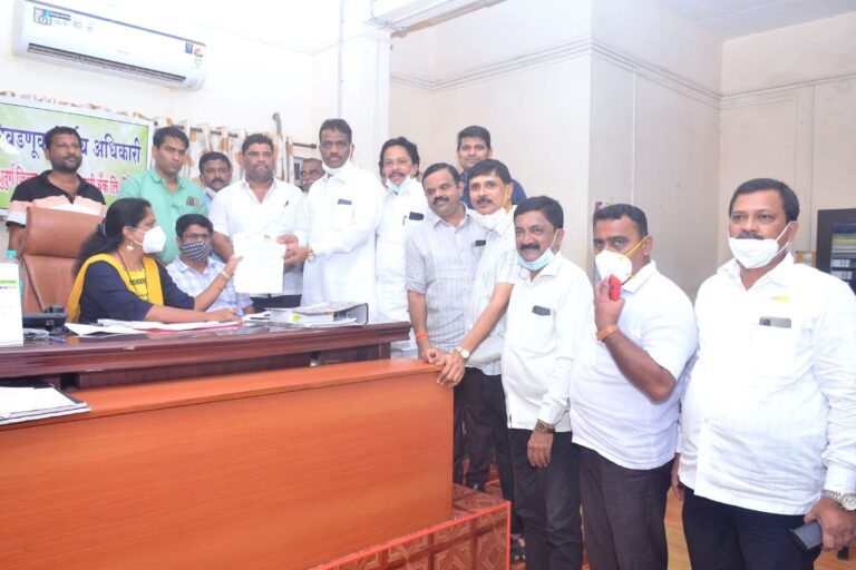 जिल्हा बँक निवडणुकीसाठी महाविकास आघाडीच्या उमेदवारांचे आ. वैभव नाईक,सतीश सावंत यांच्या उपस्थितीत अर्ज दाखल