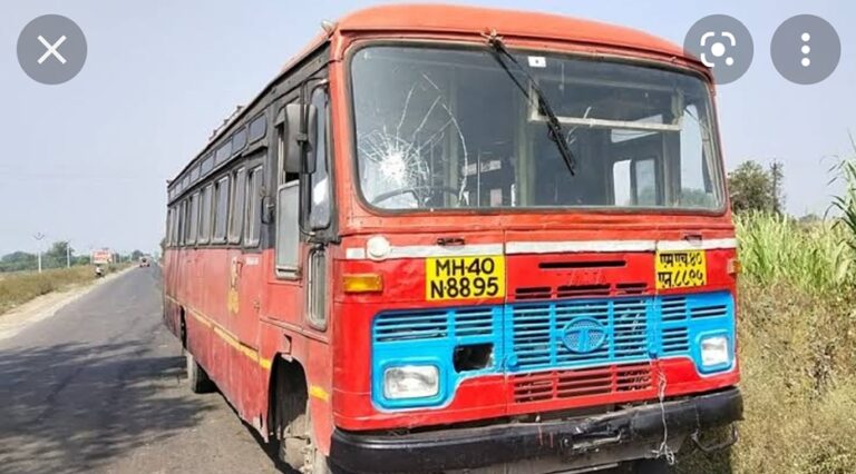 सिंधुदुर्गात एसटी बसवर दगडफेक  मालवण ओरोस मार्गावर आनंदव्हाळ येथे झाली दगडफेक