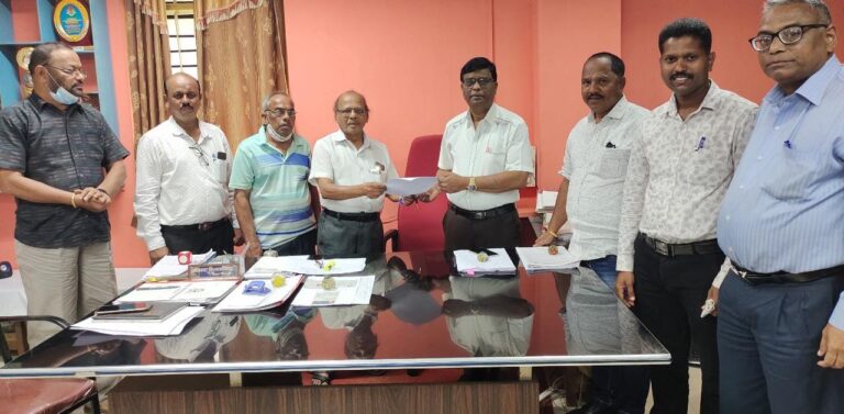 35 दिवसानंतरही एसटी आगारातच, तोडगा काढण्याची प्रवासी संघटनेची मागणी