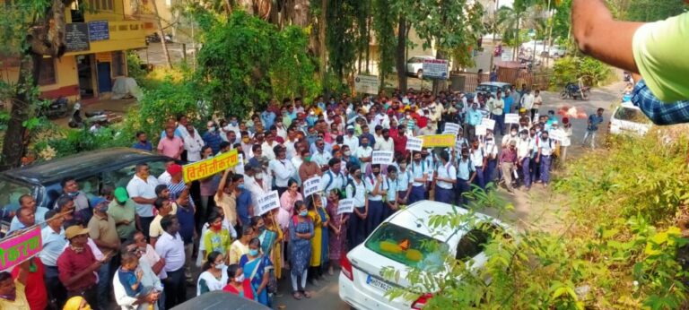 एसटी कर्मचाऱ्यांच्या प्रश्नावर वाचा फोडण्यासाठी सावंतवाडीत विद्यार्थी,नागरीक व प्रवाशांचा मोर्चा