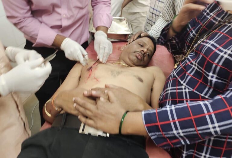 सिंधुदुर्ग मध्ये जिल्हा बँक अध्यक्ष सतीश सावंत यांच्या प्रचार प्रमुखावर प्राणघातक हल्ला     हल्ल्यामागे आमदार नितेश राणे यांचा हात असल्याचा सतीश सावंत, आमदार वैभव नाईक यांचा आरोप