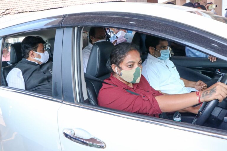 उपमुख्यमंत्री अजित पवार यांच्या गाडीचे महिला पोलिसांकडून सारथ्य  महिला पोलीस तृप्ती मुळीक यांनी केले सारथ्य