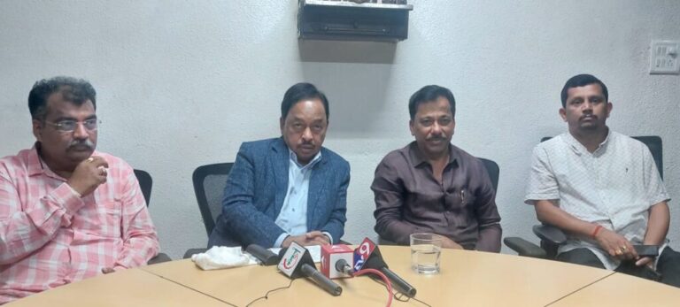 जिल्हा बँकेच्या निवडणुकीत महाविकास आघाडी सरकारची पोलीस बळाद्वारे दडपशाही     संतोष परब हल्ल्यात आ. नितेश राणेंना दडपशाही ने अटक केल्यास आम्ही गप्प बसणार नाही        केंद्रीयमंत्री नारायण राणेंचा इशारा