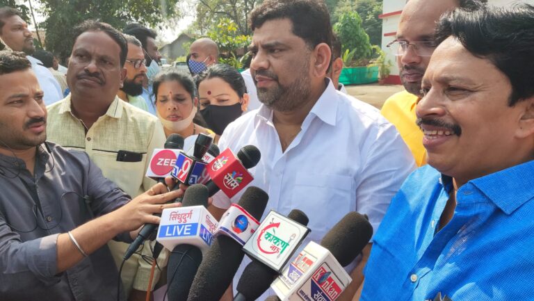 कणकवली हल्ल्यातील मुख्य सुत्रधाराला अटक करा  शिवसैनिकांचा कणकवली पोलीस ठाण्यावर धडक