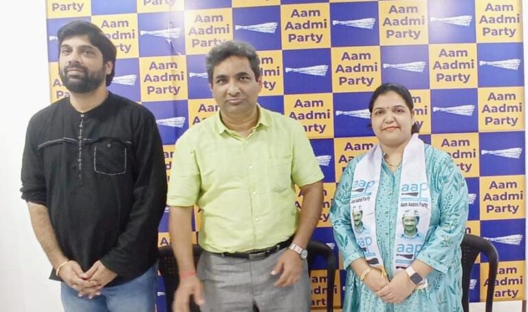 First woman chairperson of Bardez Bazaar Consumer CO-operative Society from Mapusa Poonam Azgaonkar joins AAP in the Presence of AAP Goa Convenor Shri Rahul Mhambre