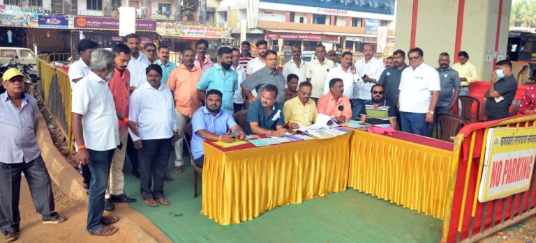 कणकवलीत जिल्हा बँकेसाठी ४२ मतदारांनी बजवला मतदानाचा हक्क  महाविकास आघाडी, भाजपा बुथवर कार्यकर्त्यांनी केली गर्दी;पोलिसांचा चोख बंदोबस्त..