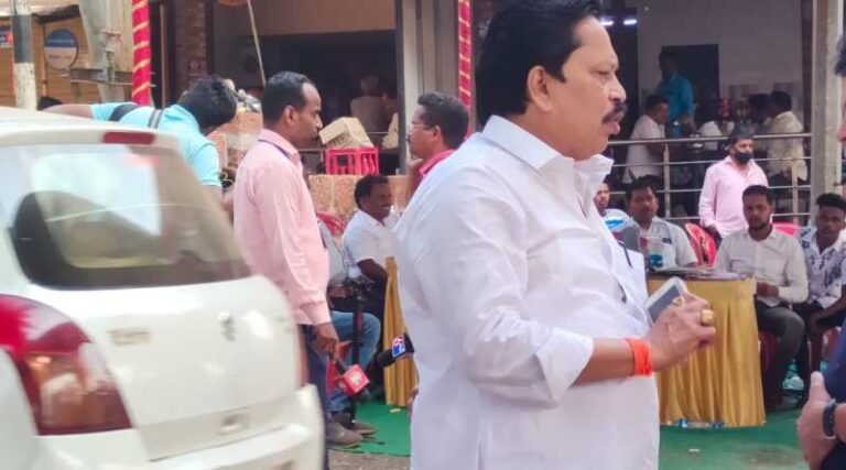 शिवसेना नेते संदेश पारकर भाजपच्या बुथवर