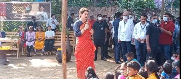 Priyanka Gandhi takes a dig at AAP for Delhi pollution