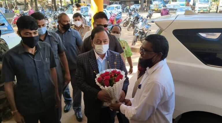 केंद्रीय मंत्री राणे यांचं तहसीलदार कार्यालयात आगमन; प्रशासनाची धावपळ