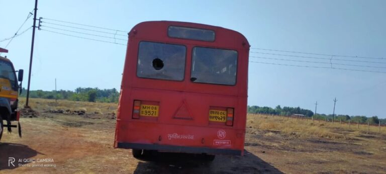 तेंडोली-आवेरे येथे एसटी बसवर दगडफेक, एक जण ताब्यात  निवती पोलिसांची कारवाई; चार जणांविरुद्ध गुन्हा दाखल