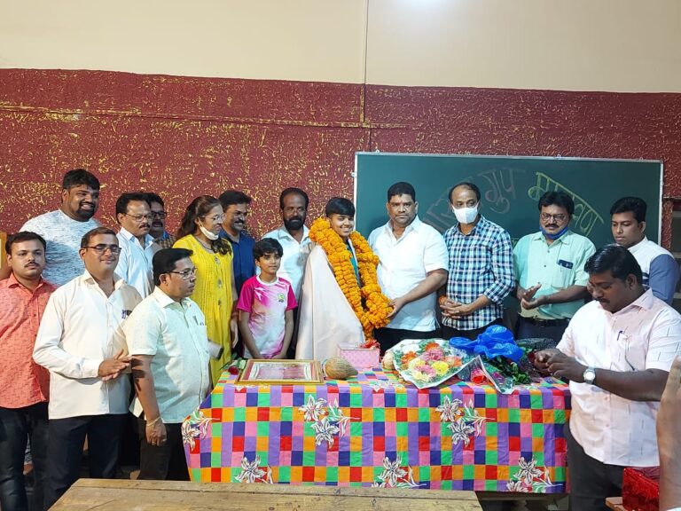 महाराष्ट्र राज्य कबड्डी संघात निवड झालेल्या रिद्धी हडकर हिचा आ. वैभव नाईक यांनी केला सत्कार