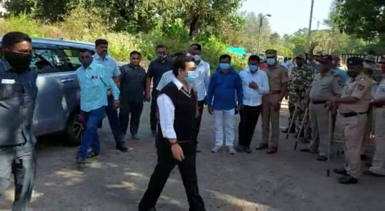 नितेश राणे यांना घेऊन पोलीस कणकवली पोलीस ठाण्यात दाखल