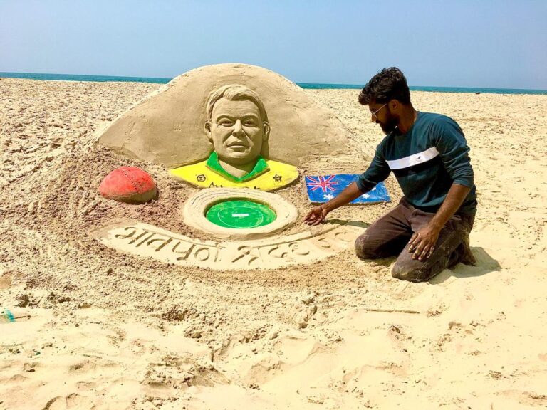 विश्वविख्यात गोलंदाज शेन वॉर्न याला त्याच्या चाहत्यांने वालुशिल्पातुन दिली मानवंदना