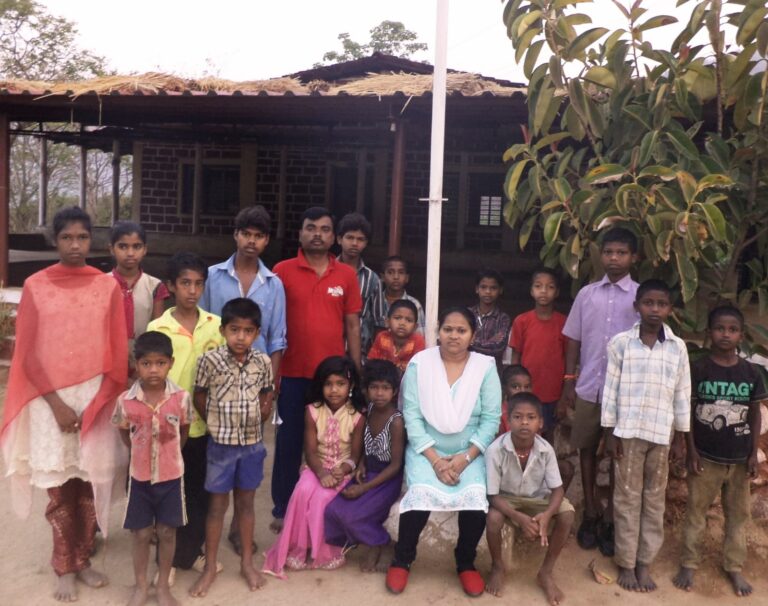 आधी त्यांनी मुलांची भाषा शिकून घेतली, नंतर मुलांना त्यांच्याच भाषेत शिकवू लागल्या  रेखा मोहिते सांगताहेत आपल्या शिक्षक बनण्याचा प्रवास