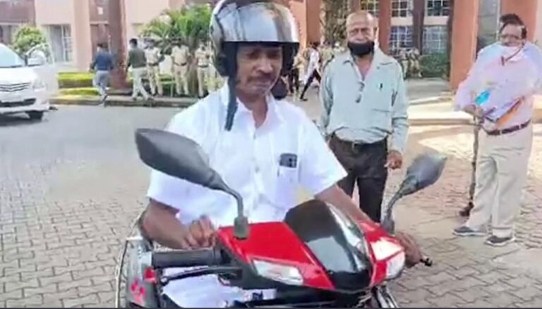 Two MLAs arrive Goa Assembly on two-wheelers