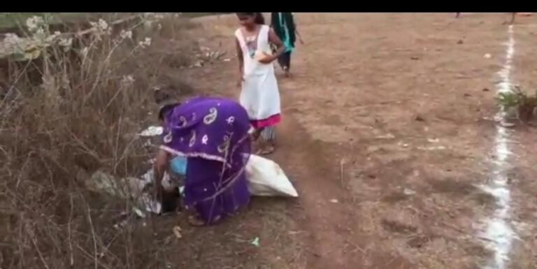 होळी रे ! होळी कच-याची होळी ! पहा काय आहे ?  महिलांनी केली कचऱ्याची होळी