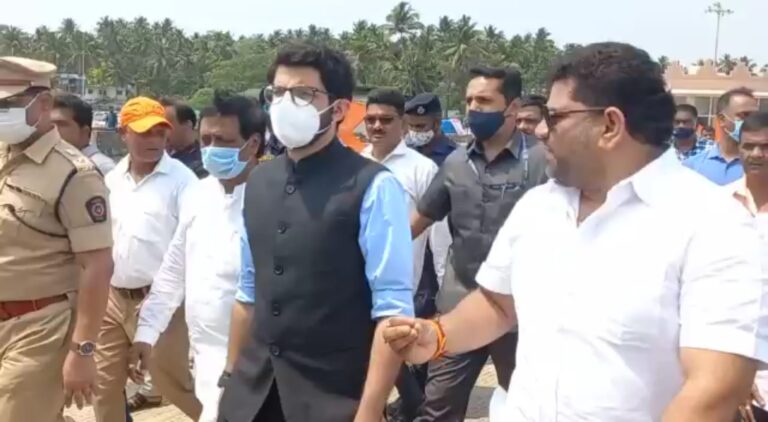 पर्यटन मंत्री आदित्य ठाकरेंच्या ताफ्यत तीन वाहनांचा भीषण अपघात अपघात  सिक्युरिटीच्या गाड्या एकमेकांवर आदळल्या