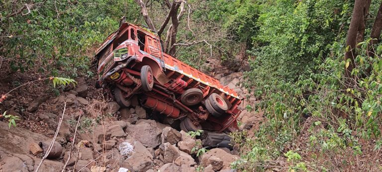 ट्रक आणि अल्टो 100 फूट खोल दरीत कोसळले