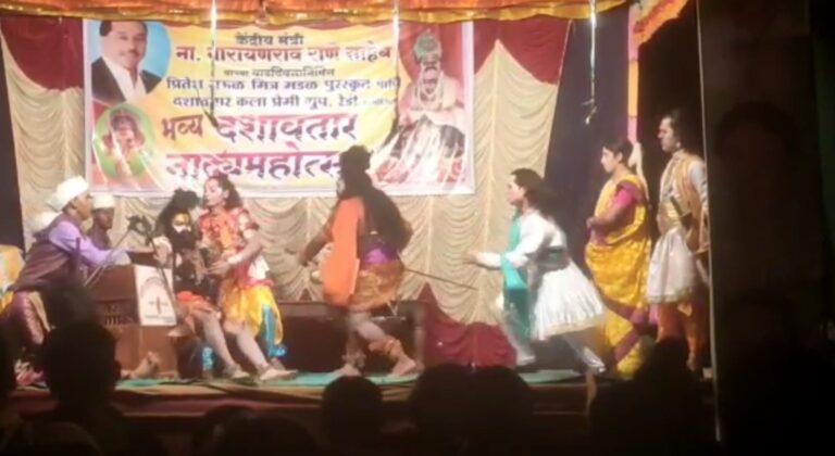 रेडी येथे दशावतारी नाटकाच्या रंगमंचावरच कला कला आला हृदय विकाराचा झटका  कलाकार सुखरूप मात्र चुकीच्या पद्धतीने व्हिडीओ होतो व्हायरल