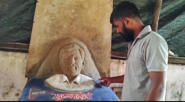 वाळू शिल्पातून मुख्यमंत्र्यांना शुभेच्छा