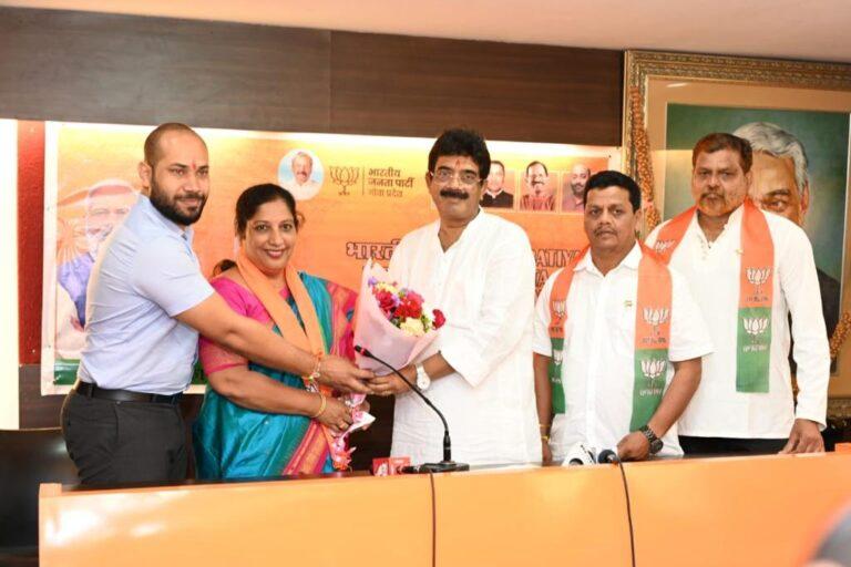 Mapusa Municipal Councilor Dr Nutan Bicholkar joins BJP